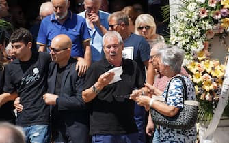 Lucio Potente, suocero, marito e nonno delle vittime della Strage di Santo Stefano di Cadore, all'esterno della chiesa di Sant'Andrea Apostolo a Favaro Veneto, durante la cerimonia funebre. Favaro Veneto, 14 luglio 2023. ANSA/ANDREA MEROLA