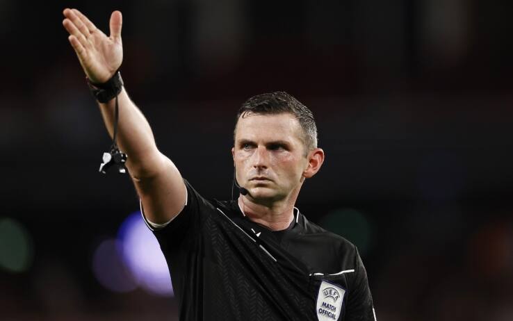 Champions: inglês Michael Oliver vai arbitrar o PSG-Benfica - SIC