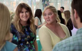 Kinda Pregnant. (L to R) Jillian Bell as Kate and Amy Schumer as Lainy in Kinda Pregnant. Cr. Courtesy of Netflix © 2024.
