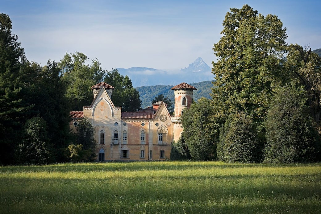 Castello_di_Miradolo_vista_dal_fondo_del_parco_archivio_Fondazione_Cosso.jpg