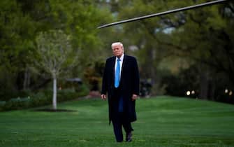 epa12014863 US President Donald Trump crosses the South Lawn after exiting Marine One at White House in Washington, DC, USA, on 06 April 2025. Trump is returning from Florida.  EPA/BONNIE CASH / POOL