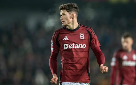 https://static.sky.it/editorialimages/592fa7824585ea10e5b61466056e17161ddbb72a/skysport/it/calcio/calciomercato/video/2025/07/04/bologna-vitik-calciomercato-news/vitik_bologna_calciomercato.jpg?im=Resize,width=565