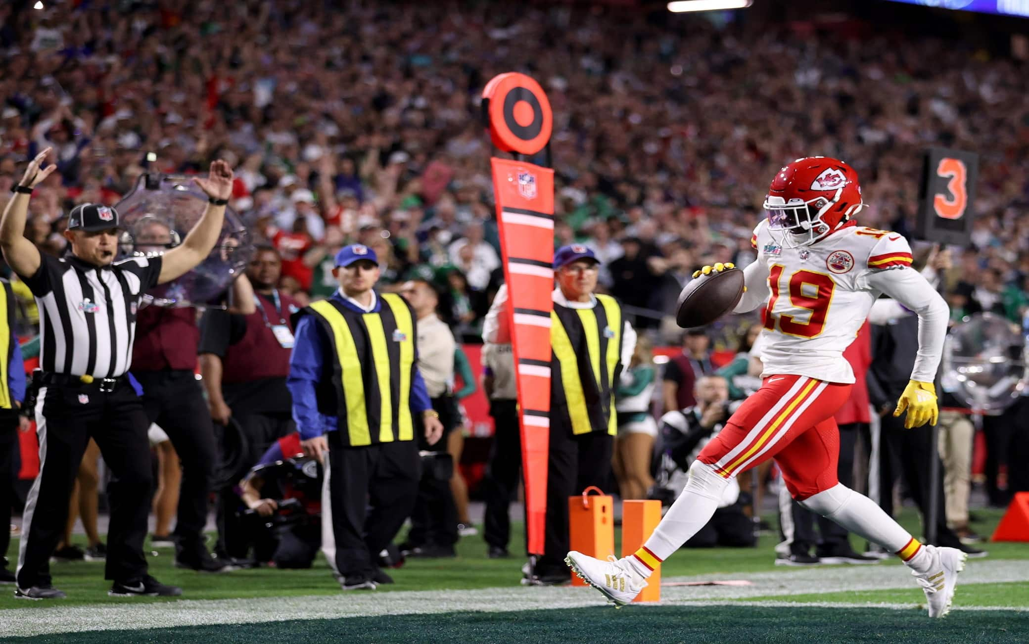 epaselect epa10464362 Kansas City Chiefs wide receiver Kadarius Toney scores a touchdown during the fourth quarter of Super Bowl LVII between the AFC champion Kansas City Chiefs and the NFC champion Philadelphia Eagles at State Farm Stadium in Glendale, Arizona, 12 February 2023. The annual Super Bowl is the Championship game of the NFL between the AFC Champion and the NFC Champion and has been held every year since January of 1967.  EPA/CAROLINE BREHMAN