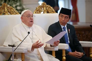 Papa Francesco con il presidente della Repubblica dell Indonesia Joko Widodo durante l incontro con le autorità, con la società civile e con il corpo diplomatico nella sala Istana Negara del Palazzo Presidenziale , Giacarta, Indonesia, 4 settembre 2024. ANSA/ALESSANDRO DI MEO.

Pope Francis (L) with the President of the Republic of Indonesia Joko Widodo (R) during his meeting with the authorities, civil society and the diplomatic corps in the Istana Negara hall of the Presidential Palace , Jakarta, Indonesia, 4 September 2024. ANSA/ALESSANDRO DI MEO. Pope Francis is travelling from 2 to 13 September to conduct apostolic visits to Indonesia, Papua New Guinea, East Timor and Singapore.