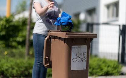 ILLUSTRATION - A woman throws a biodegradable t-shirt from C&A into a compost bin in Dortmund, Germany, 15 May 2017. Photo: Guido Kirchner/dpa
