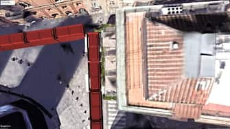 Un'immagine, diffusa dall'ufficio stampa del Comune di Bologna il 29 novembre 2023, relativa ai cantieri per realizzare la struttura di contenimento della Torre Garisenda di Bologna, prima fase di messa in sicurezza. L'investimento complessivo per questa prima parte, tra gennaio e febbraio, supera i 4,3 milioni di euro ed è stato approvato dal consiglio comunale. Due sono le imprese coinvolte: la Modena Ingegneria srl, che si occuperà del cantiere, e la Fagioli Spa di Reggio Emilia che realizzerà la cintura contenitiva della Garisenda tramite container. Struttura che proteggerà gli edifici circostanti da eventuali crolli.
ANSA/ UFFICIO STAMPA/ COMUNE DI BOLOGNA
+++ ANSA PROVIDES ACCESS TO THIS HANDOUT PHOTO TO BE USED SOLELY TO ILLUSTRATE NEWS REPORTING OR COMMENTARY ON THE FACTS OR EVENTS DEPICTED IN THIS IMAGE; NO ARCHIVING; NO LICENSING +++ NPK +++