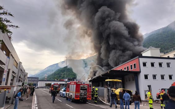 Bolzano, grande incendio allo stabilimento Alpitronic: chiuso lo spazio aereo. VIDEO