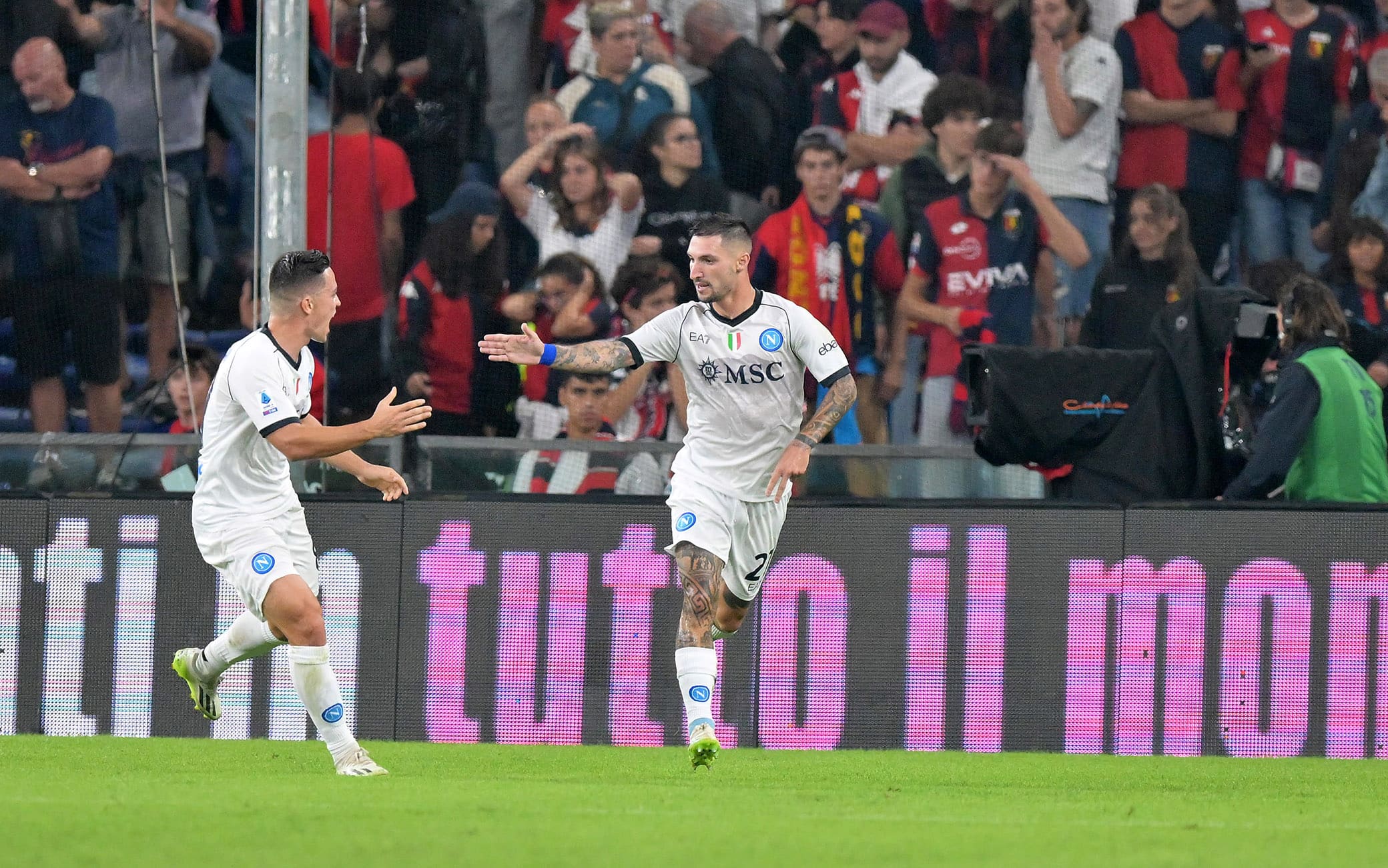 Genoa Napoli 2-2, gol e highlights. Decisivi Raspadori e Politano