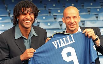 === UK OUT === PAp01-19960617-LONDON, UNITED KINGDOM: (FILES) Picture dated 17 June 1996 of Chelsea manager Ruud Gullitt (L), who is leaving his post at Chelsea with immediate effect. Gianluca Vialli (R) will be the new player-manager of the team, it was announced on Thursday, 12 February 1998 in London.    EPA PHOTO    PRESS ASSOCIATION/FILES/Fiona Hanson/kr
