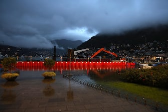 Il lago di Como esonda in piazza Cavour a causa delle copiose piogge cadute nel corso della giornata. Como 2 Novembre  2023.
ANSA / MATTEO BAZZI