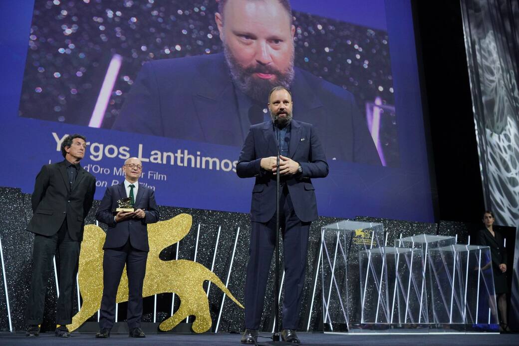 88118-AWARD_CEREMONY_-_GOLDEN_LION_FOR_BEST_FILM_-_POOR_THINGS_-_Yorgos_Lanthimos_Credits_Andrea_Avezz_La_Biennale_di_Venezia_-_Foto_ASAC_1_.JPG