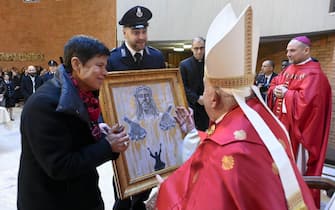 papa francesco rebibbia messa Pope Francis celebrates mass for prisoners in the Rebibbia New Complex Prison in Rome, Italy on December 26, 2024. Before he opened the Holy Door of the church of the prison for the 2025 Jubilee of Hope. ‘I wanted the second Holy Door I open to be here at a prison,’ Pope Francis explained. For the Jubilee of Hope, the first Door to be opened was in St. Peter’s Basilica, then, for the first-time ever, the Pope inaugurated the Jubilee with a Holy Door at a prison. Photo by (EV) Vatican Media/ABACAPRESS.COM