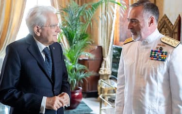 Il Presidente della Repubblica, Sergio Mattarella, riceve al Quirinale l'Ammiraglio di Squadra, Enrico Credendino, Capo di Stato Maggiore della Marina Militare, accompagnato da una rappresentanza di appartenenti al Corpo, 08 giugno 2023. Sabato 10 giugno, in Piazza del Quirinale, in occasione della Giornata della Marina Militare, sarà presente, alla cerimonia di cambio della Guardia d'Onore, la Banda della Marina Militare,, si legge in una nota del Colle.   NPK   ANSA / Paolo Giandotti - Ufficio stampa della Presidenza della Repubblica  +++ ANSA PROVIDES ACCESS TO THIS HANDOUT PHOTO TO BE USED SOLELY TO ILLUSTRATE NEWS REPORTING OR COMMENTARY ON THE FACTS OR EVENTS DEPICTED IN THIS IMAGE; NO ARCHIVING; NO LICENSING +++