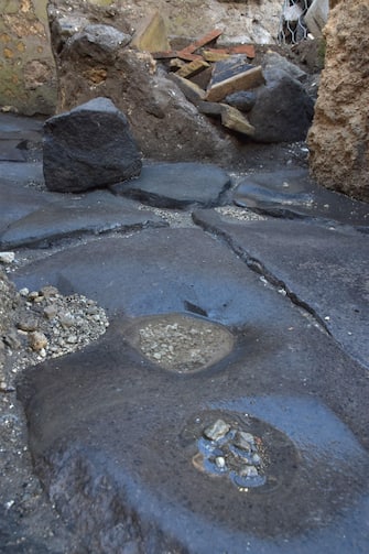 A prison - bakery, where enslaved people and donkeys were locked up and exploited to grind the grain needed to produce bread. A narrow room with no external view, with small windows with iron grates for the passage of light. And carvings in the floor to coordinate the movement of the animals, forced to wander around for hours blindfolded. The plant emerged in Regio IX, insula 10, where excavations are underway as part of a broader project to secure and maintain the fronts that surround the still uninvestigated area of ??the ancient city of Pompeii.
ANSA/Us Parco Archeologico di Pompei ANSA PROVIDES ACCESS TO THIS HANDOUT PHOTO TO BE USED SOLELY TO ILLUSTRATE NEWS REPORTING OR COMMENTARY ON THE FACTS OR EVENTS DEPICTED IN THIS IMAGE; NO ARCHIVING; NO LICENSING NPK