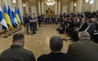 epa10606010 Ukraine President Volodymyr Zelensky (L) and his Finnish counterpart Sauli Niinisto (R) give a press conference following their meeting in Helsinki, Finland, 03 May 2023. Zelenskiy arrived in Finland on Wednesday for meetings with Nordic leaders to discuss the war with Russia and European relations.  EPA/MAURI RATILAINEN