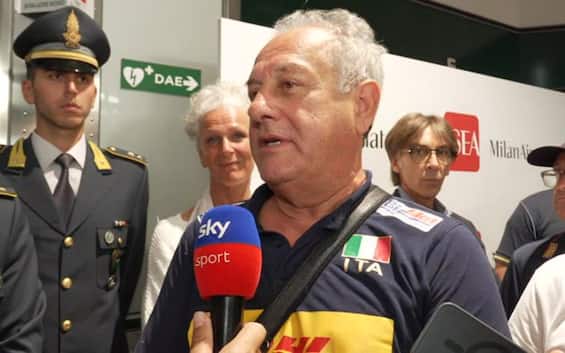 https://static.sky.it/editorialimages/5a1291fd84507de4d9851c4fbb42723b0d1261a1/skysport/it/volley/video/2025/09/08/velasco-intervista-italia-volley-campione-del-mondo-1034694/Immagine_WhatsApp_2025-09-08_ore_20.53.38_253faf89.jpg?im=Resize,width=565
