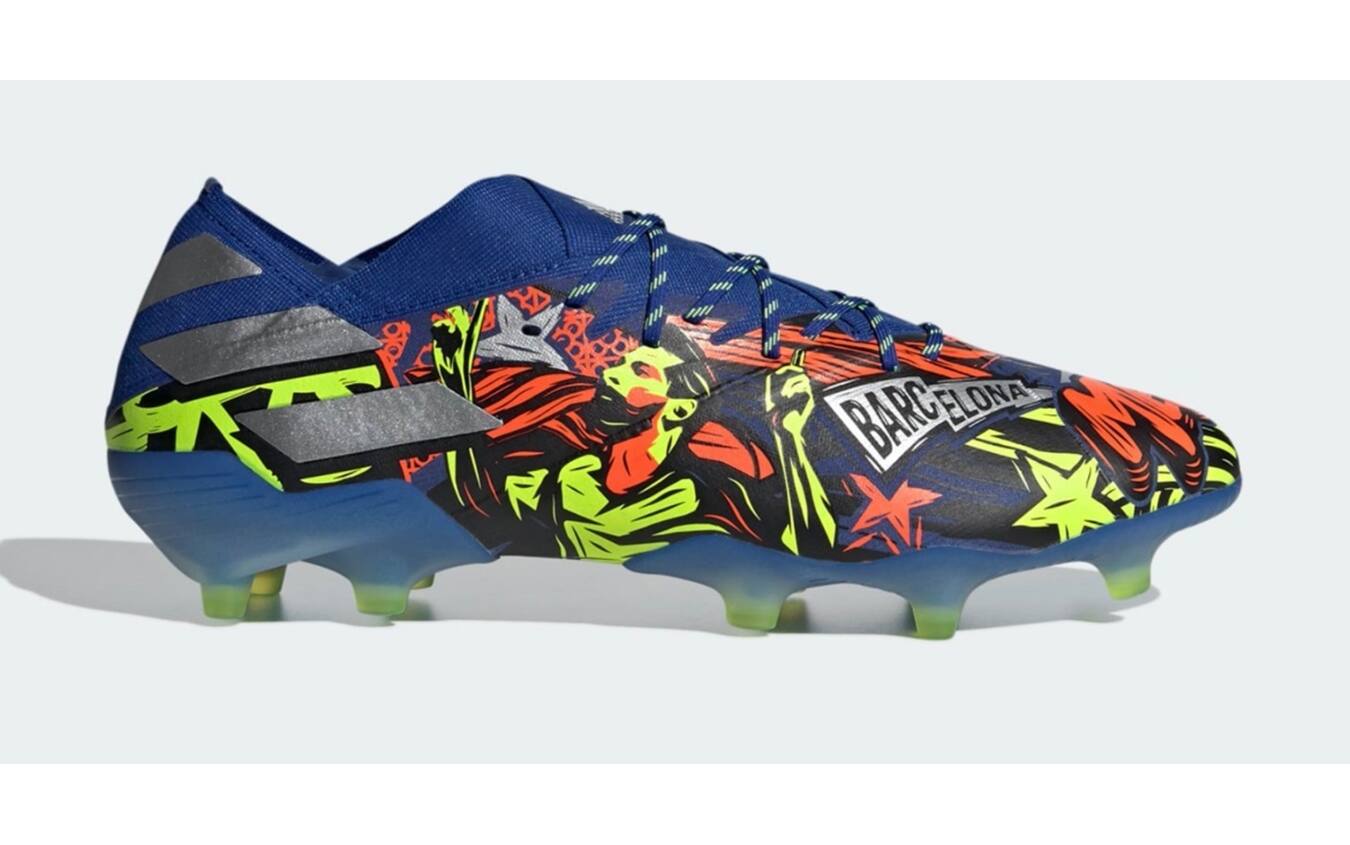 Barcellona Napoli le nuove scarpe di Leo Messi per il ritorno degli ottavi di Champions. foto Sky Sport