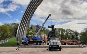 ++ Kiev 'decapita' statua amicizia Ucraina-Russia ++