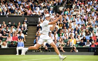 epa09329321 Hubert Hurkacz of Poland hits a forehand during the men's quarter final match against Roger Federer of Switzerland at the Wimbledon Championships, in Wimbledon, Britain, 07 July 2021.  EPA/NEIL HALL   EDITORIAL USE ONLY