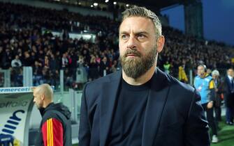 Daniele De Rossi head coach of Roma looks on during the Serie A soccer match between Frosinone Calcio and AS Roma at Benito Stirpe stadium in Frosinone, Italy, 18 February 2024. ANSA/FEDERICO PROIETTI