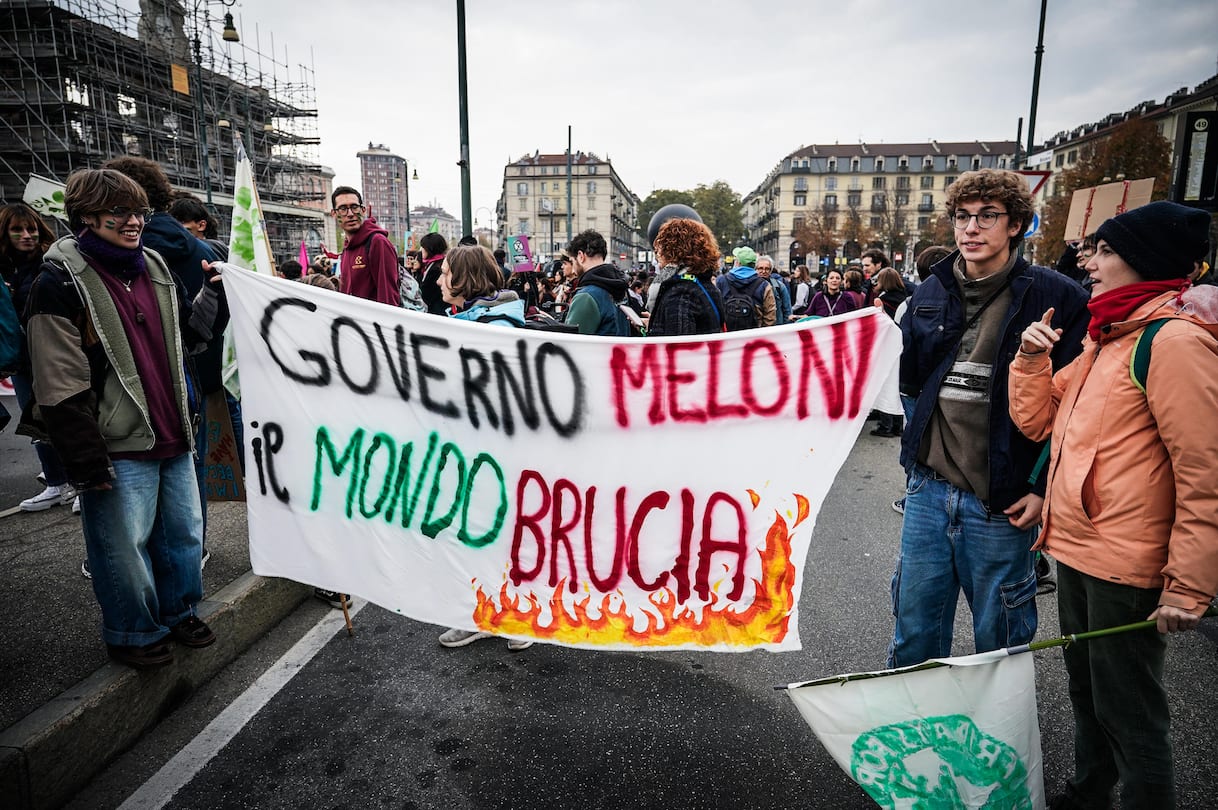 Studenti, oggi lo sciopero in Italia per la scuola e il clima. A Roma il "No Meloni Day"