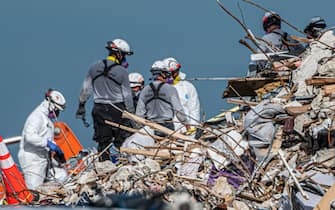 I soccorritori al lavoro sul palazzo crollato a Surfside