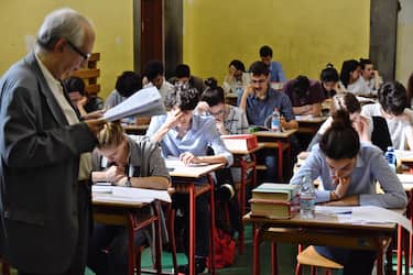 Gli studenti si preparano alle prove scritte di italiano per gli esami di maturità al liceo classico Michelangiolo a Firenze, 22 Giugno 2016. 
ANSA/MAURIZIO DEGL INNOCENTI




























































































































