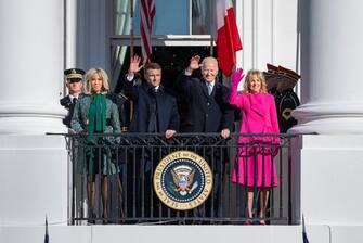 “L’alleanza tra Francia e Stati Uniti è essenziale per la difesa della democrazia. Francia e Usa, assieme all’Europa e al G7, sono uniti nell’affrontare la guerra di Vladimir Putin contro l’Ucraina”. Così Joe Biden accogliendo alla Casa Bianca il presidente francese Emmanuel Macron e la première Dame Brigitte