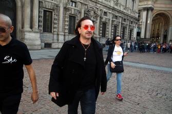 Il sosia si Bono Vox passeggia in Piazza della Scala a Milano