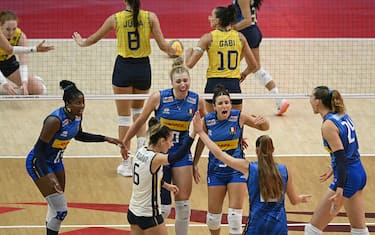Team Italy celebrate winning a point against Brazil during their 2025 Women's Volleyball World Championships semi-final match in Bangkok on September 6, 2025. (Photo by Lillian SUWANRUMPHA / AFP) (Photo by LILLIAN SUWANRUMPHA/AFP via Getty Images)          