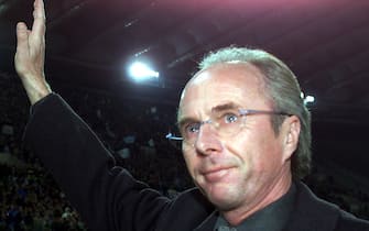  20000109 - ROMA - Sven Goran Eriksson emozionato saluta il pubblico laziale con un giro di campo allo  Stadio Olimpico . ALESSANDRO BIANCHI / ANSA  STRINGERE HA GLI OCCHI LUCIDI