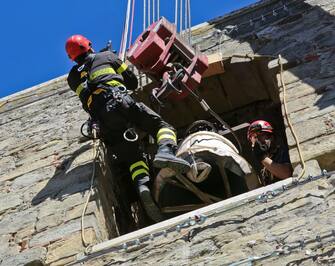 L'intervento dei vigili del fuoco che oggi ad Accumoli hanno rimosso tre antiche campane dalla Torre Civica del XII secolo, già oggetto di un intervento di messa in sicurezza in seguito al sisma del 24 agosto scorso. Accumuli (Rieti), 29 settembre 2016. ANSA/ US PROTEZIONE CIVILE +++ ANSA PROVIDES ACCESS TO THIS HANDOUT PHOTO TO BE USED SOLELY TO ILLUSTRATE NEWS REPORTING OR COMMENTARY ON THE FACTS OR EVENTS DEPICTED IN THIS IMAGE; NO ARCHIVING; NO LICENSING +++