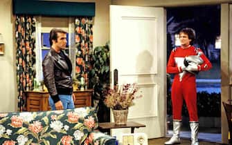 MORK & MINDY - Pilot, part I & II - 9/14/78
Part I and II of this pilot episode originally aired as an hour-long show. In a flashback sequence, Mork (Robin Williams, right) recalled a previous visit to Earth when Fonzie (Henry Winkler, of "Happy Days") arranged a date for Mork and Laverne De Fazio.
(ABC PHOTO ARCHIVES)