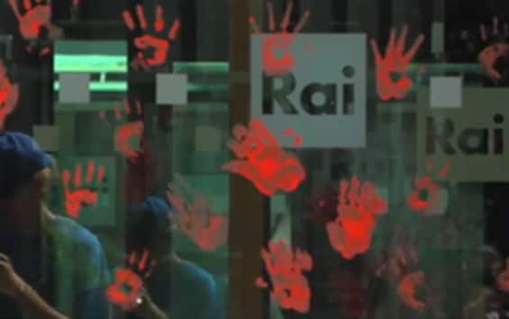 Blitz femminista a Roma: vernice rossa a sede Rai, fermate cinque attiviste
