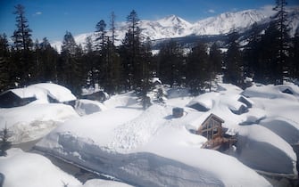 epa10556433 Houses are covered with snow after a recent storm brought 30 inches of snow in less than 24 hours earlier in the week, in Mammoth Lakes, California, USA, 02 April 2023. California's Mammoth Mountain has shattered its all-time snowfall record earlier this week, with more than 700 inches of snow so far this season, as reported by UC Berkeley Snow Lab. The state's snowpack has also reached an all-time high due to 17 atmospheric rivers that have been hitting the state since December, after years of drought.  EPA/CAROLINE BREHMAN