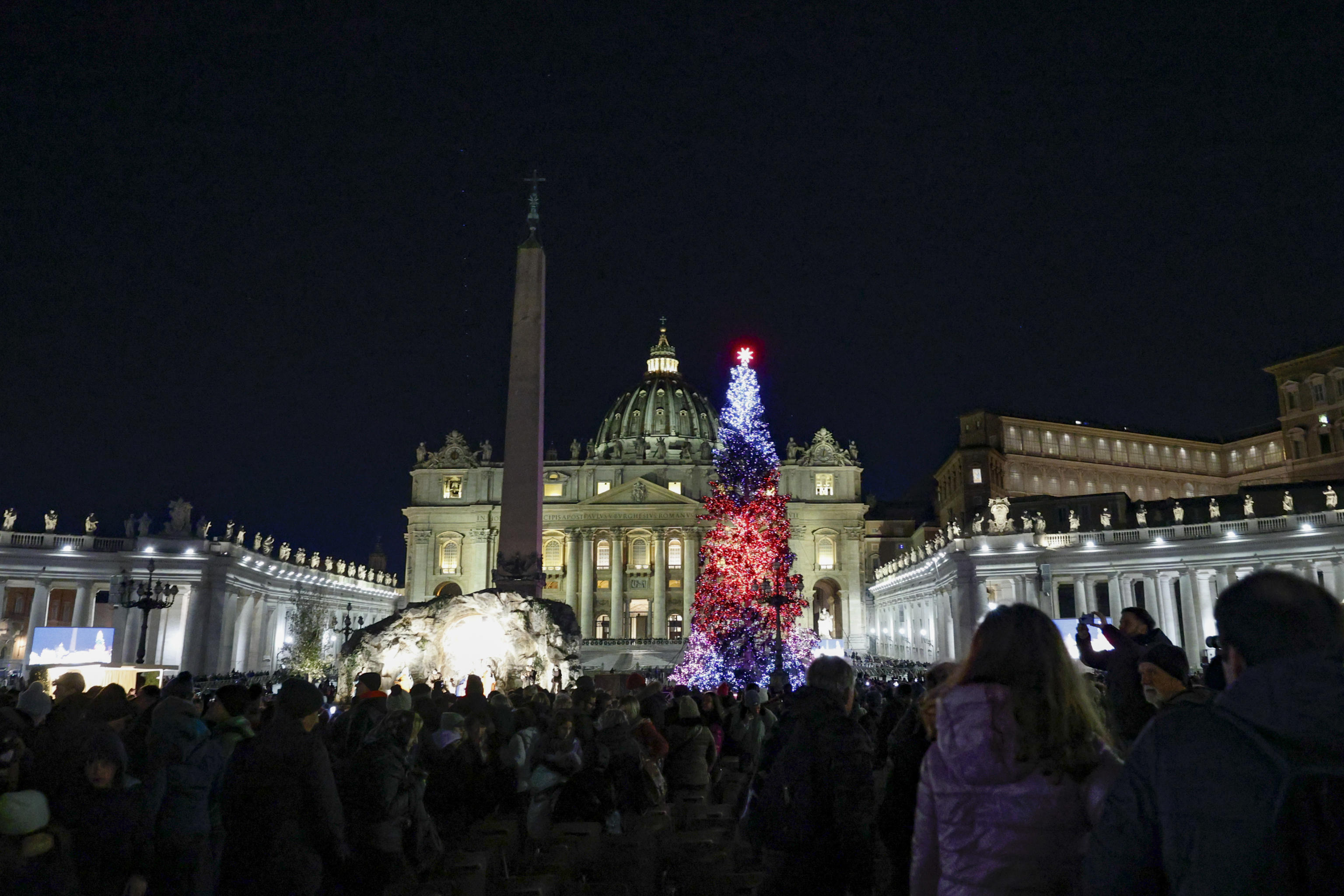 Vaticano, accesi l'albero e il presepe in piazza San Pietro. FOTO Sky
