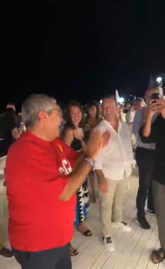 Totò Cuffaro,
 in una festa in un lido
dell'Addaura, a Palermo, intona, con maglia rossa con tanto di simbolo
della falce e martello, la scritta Cccp e il pugno chiuso alzato,
 la canzone Bella ciao, 25 Agosto 2023. INSTAGRAM/ELEONORA GAZZIANO

+++ATTENZIONE LA FOTO NON PUO' ESSERE PUBBLICATA O RIPRODOTTA SENZA L'AUTORIZZAZIONE DELLA FONTE DI ORIGINE CUI SI RINVIA+++ +++NO SALES; NO ARCHIVE; EDITORIAL USE ONLY+++NPK+++