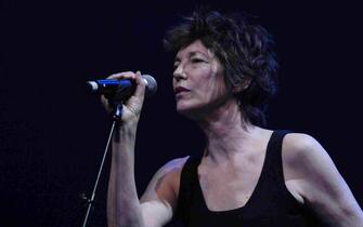 Serges Gainsbourg's former wife Jane Birkin performs on the Pleyel hall's stage, 28 June 2007 in Paris, during a concert to pay homage to French singer and composer Serge Gainsbourg.   AFP PHOTO STEPHANE DE SAKUTIN        (Photo credit should read STEPHANE DE SAKUTIN/AFP via Getty Images)