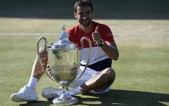 epa06837022 Marin Cilic of Croatia poses with the trophy after winning against Novak Djokovic of Serbia in the final match at the Fever Tree Championship at Queen's Club in London, Britain, 24 June 2018.  EPA/NEIL HALL