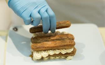 (171106) -- TREVISO, Nov. 6, 2017 (Xinhua) -- A competitor makes a tiramisu during the Tiramisu World Cup in Treviso, Italy, on Nov. 5, 2017. Tiramisu World Cup 2017 was held in and around Italian's northern city Treviso on Nov. 4 and Nov. 5, with 720 non-professional chefs competing for "world's best tiramisu". (Xinhua/Jin Yu)(zcc)