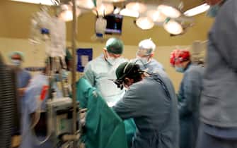 Un momento dell'operazione eseguita da otto equipe di 30 chirurghi e sanitari dell'ospedale di Padova che hanno eseguito un intervento per la rimozione da una donna di 47 anni di una massa tumorale lunga 35 centimetri, estesa fino al cuore, 24 Febbraio 2021. ANSA/US/AZIENDA OSPEDALIERA UNIVERSITA'DI PADOVA