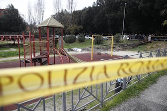 Agenti di Polizia sul luogo in cui una donna è morta, schiacciata da un albero caduto per il forte vento in via Cesare Massimo a Colli Aniene, roma, 23 dicembre 2024. ANSA/ ANGELO CARCONI