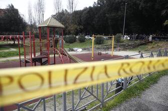 Il parco Livio Labor a Colli Aniene, a Roma Agenti di Polizia sul luogo in cui una donna è morta, schiacciata da un albero caduto per il forte vento in via Cesare Massimo a Colli Aniene, roma, 23 dicembre 2024. ANSA/ ANGELO CARCONI