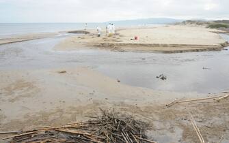 Porto Torres (Sassari), marea nera in Sardegna. Una macchia di petrolio fuoriuscita dallo stabilimento E ON di Fiumesanto sta causando un disastro ambientale. Nella foto l'inquinamento nella spiaggia di Platamona....