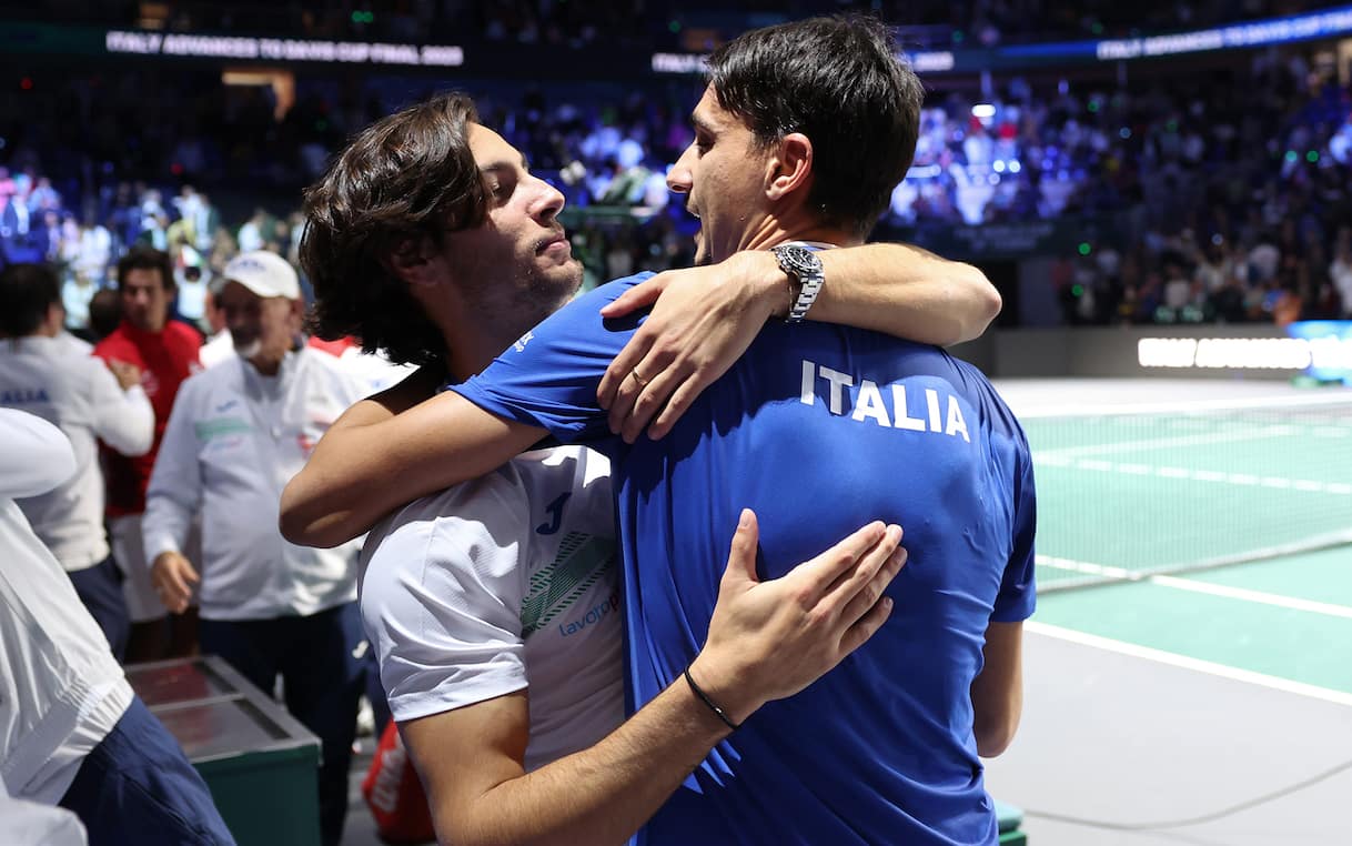 https://static.sky.it/editorialimages/5b25987be9d75998695a49c29178048d40bd62db/skysport/it/tennis/2025/11/12/musetti-coppa-davis-2025-bologna-news/musetti_sonego_getty.jpg?im=Resize,width=1218