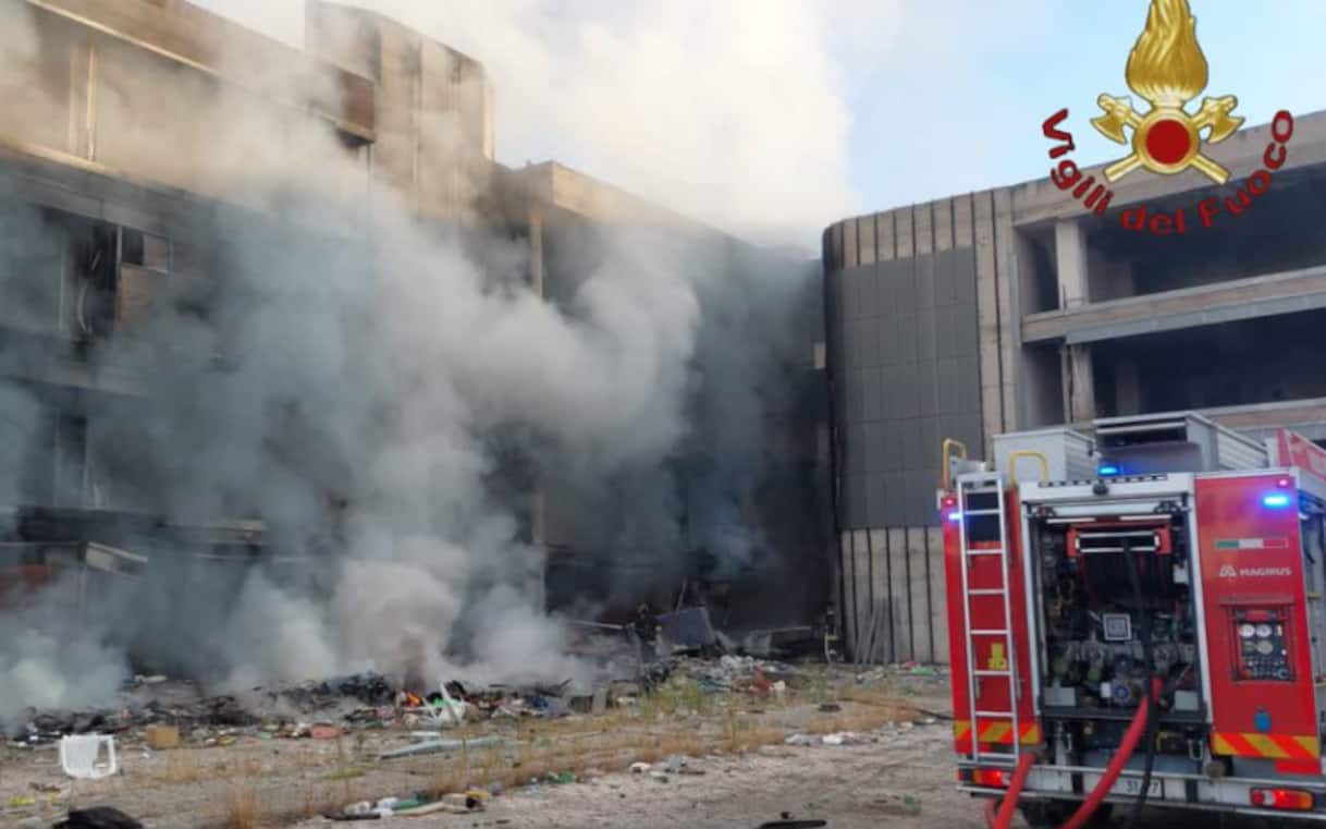 Roma, in fiamme edificio abbandonato: ci sono persone all