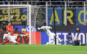 Inter Milan’s goalkeeper Yann Sommer (L) saves on Inter Milan’s Lautaro Martinez (R) during the Italian serie A soccer match between Fc Inter  and Napoli at  Giuseppe Meazza stadium in Milan, 17 March 2024.
ANSA / MATTEO BAZZI