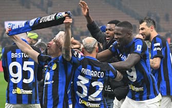 Inter Milan's players celebrate at the end of the Italian Serie A soccer match between Ac Milan and Inter Milan at the Giuseppe Meazza stadium in Milan, Italy, 22 April 2024. ANSA/DANIEL DAL ZENNARO
