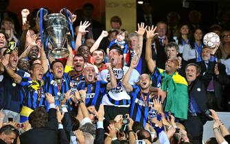 Inter Milan manager Jose Mourinho (right) and his players celebrate with the UEFA Champions League trophy   (Photo by Martin Rickett/PA Images via Getty Images)