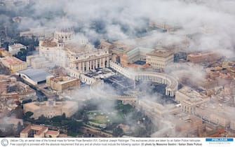 Vatican City - an aerial view of the funeral mass of former Pope Benedict XVI, Cardinal Joseph Ratzinger, at St. Peter’s Square with Pope Francis as presider 2023-01-05. This exclusive picture taken by an helicopter of the Italian Police. Free copyright only, at condition that it is captioned: © photo by Massimo Sestini courtesy of Italian State Police

Città del Vaticano - veduta aerea del funerale dell'ex Papa Benedetto XVI, Cardinale Joseph Ratzinger, presieduta da Papa Francesco in Piazza San Pietro 2023-01-05. Fotografia esclusiva scattata da un elicottero della Polizia italiana. Può essere utilizzata, a condizione che sia indicato nella didascalia: © Massimo Sestini/Polizia di Stato